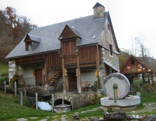 En vall�e du Louron, moulin toujours en activit� avec sa scierie